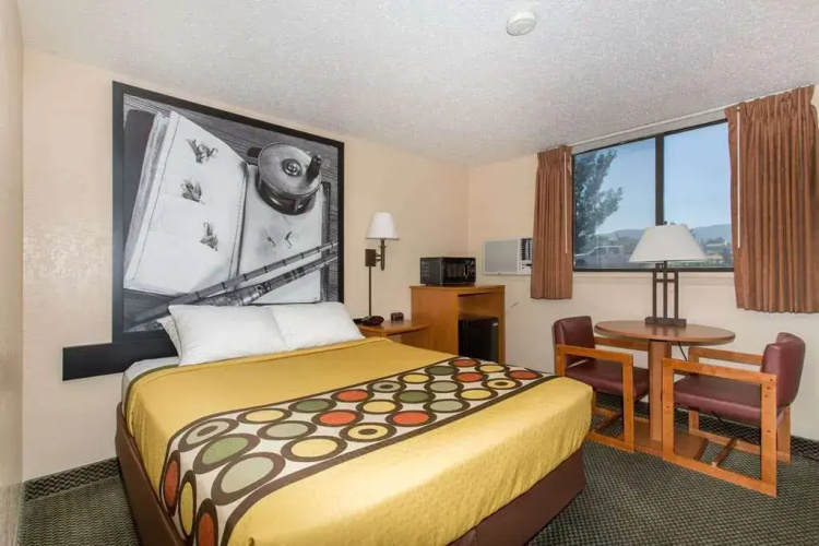 Super 8 Casper West