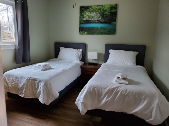 2 Bedrooms Comfort room with lake view