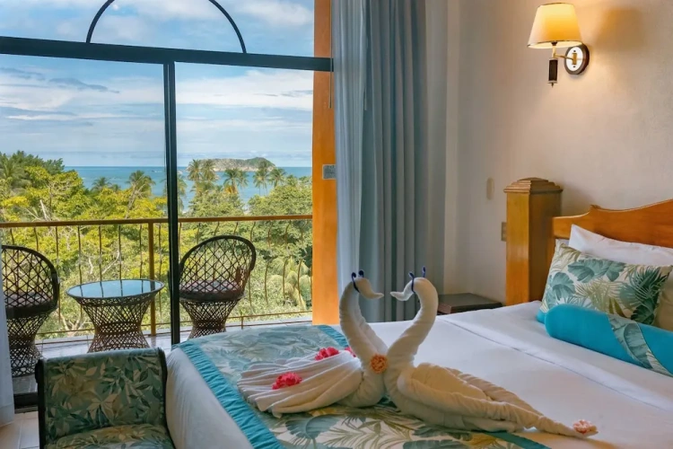 Deluxe Double room with balcony and with partial ocean view