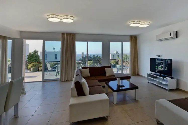 5 Bedrooms Villa