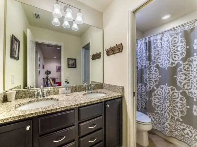 Splendid Windsor Home 5 Bedroom Townhome With Private Pool