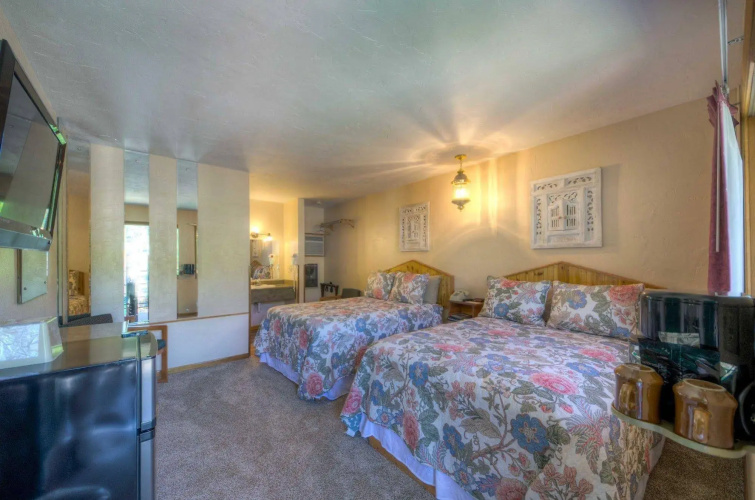 Cedar Wood Inn