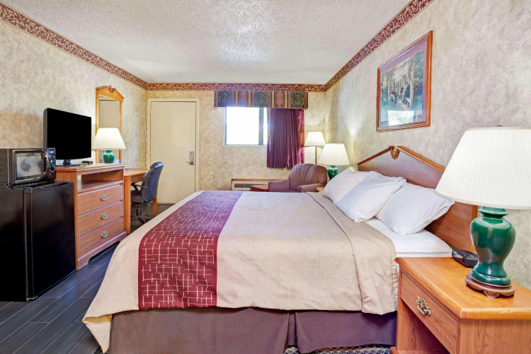 Days Inn & Suites by Wyndham Monroe