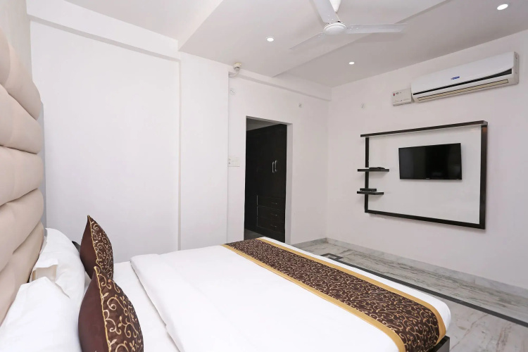 Hotel The Leaf by OYO