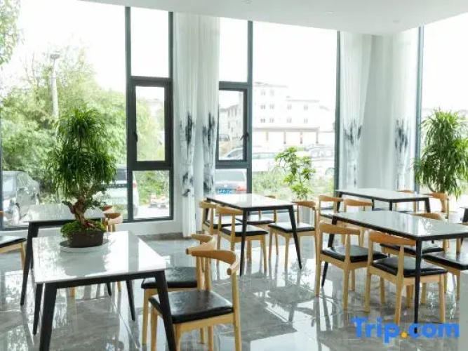 Jiujiu Holiday Hotel