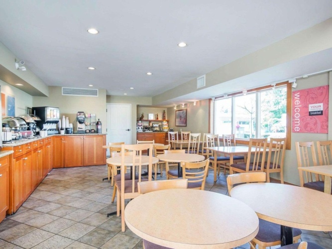 Econo Lodge Inn & Suites photo 28