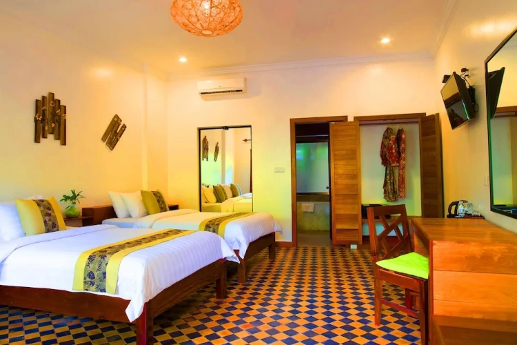 Deluxe Triple room with pool view
