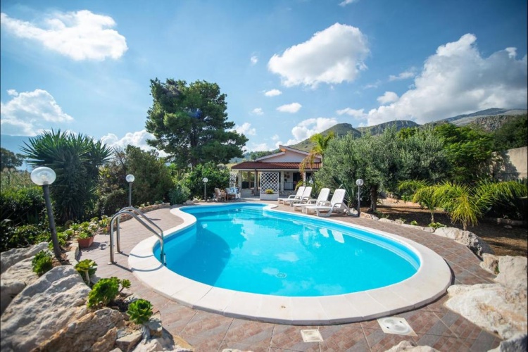 5 Bedrooms Villa