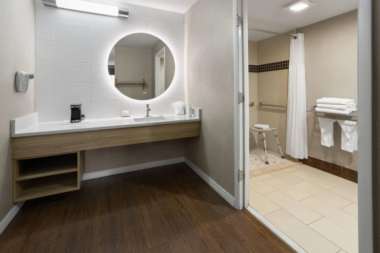 Super 8 by Wyndham Ellenton Bradenton Area