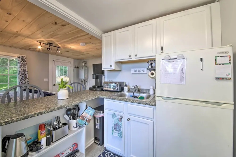 Lush Edgecomb Studio Cottage w/ Fire Table!