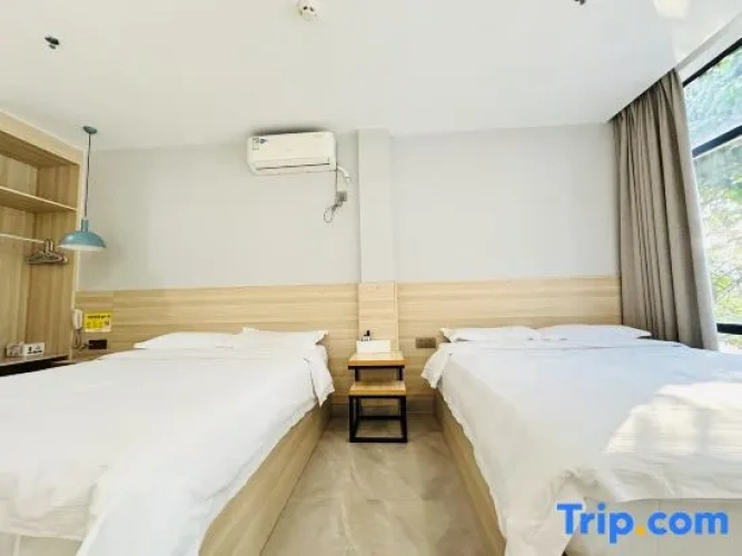 Standard Twin room with lake view