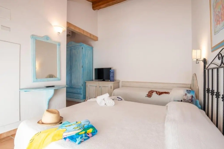 Standard Triple room