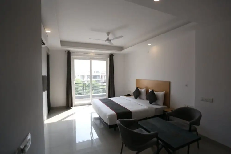 Deluxe Double room with city view