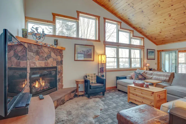Lakefront Tomahawk Getaway w/ Deck & 2 Fireplaces!