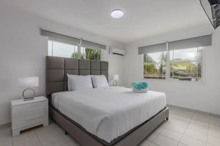 4BR 4BA Villa w Private Pool Eagle Palm Beach