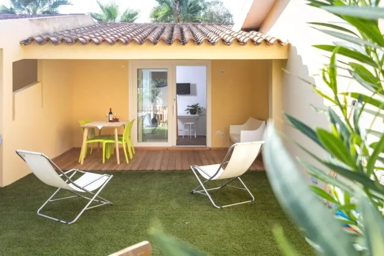 Apartment with garden view