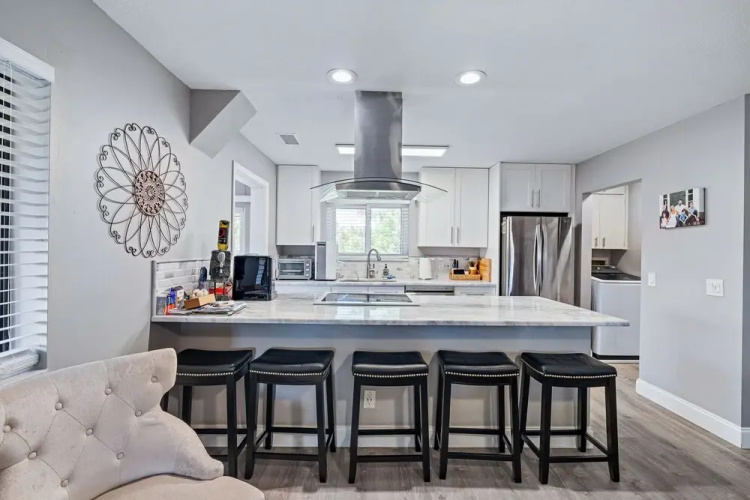 4BR Beach House Spacious Steps From Sand