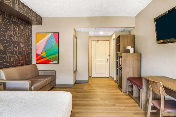 Days Inn & Suites by Wyndham West Edmonton