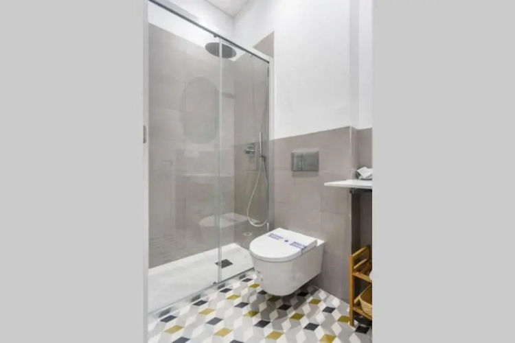 Pop Art, 2BD ground Central Apartment