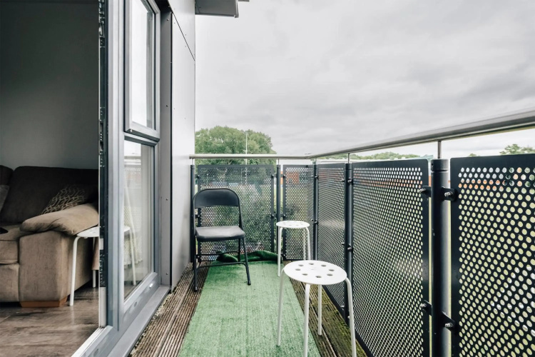 Lloyd St Apartment