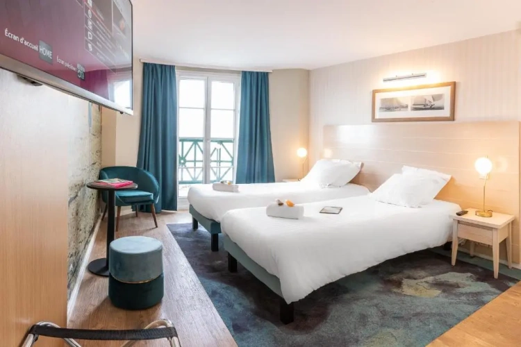Standard Twin room with harbour view