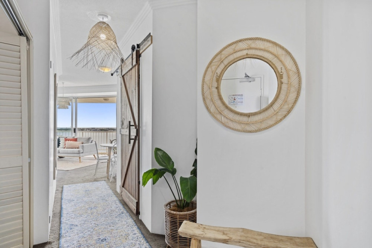 Bright 2 Bed Apartment With Ocean Views