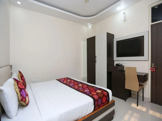 OYO 14854 VMS Royal Inn