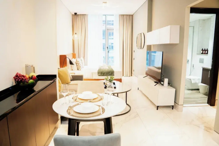 Luxury Studio Rooftop Pool & Gym Access