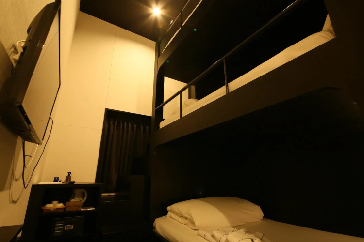 HOTEL TRAD Replay