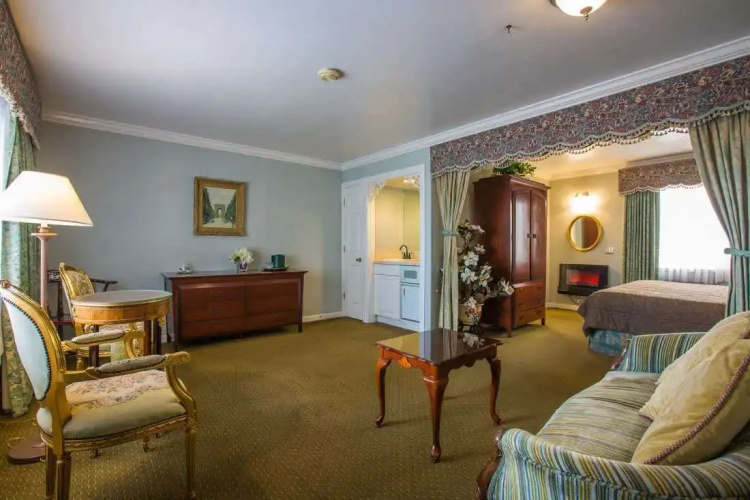 Carmel Inn And Suites