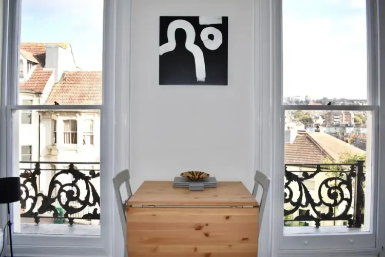 2 Bedroom Apartment With Balcony in Brighton
