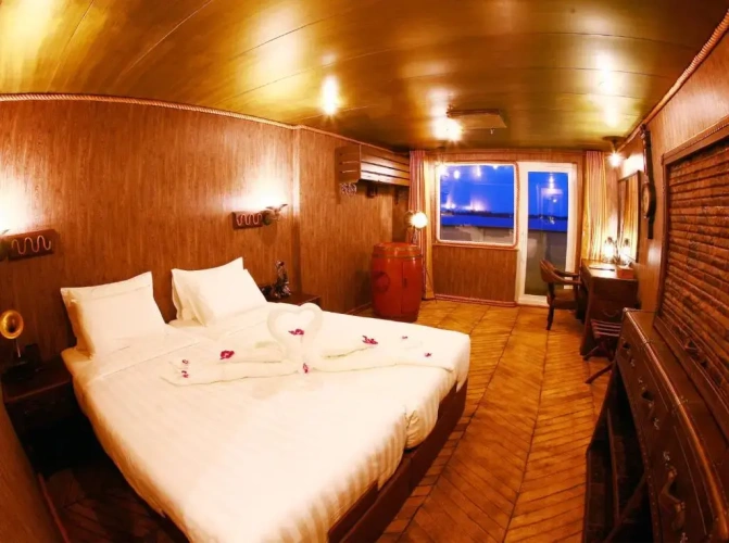 Deluxe room with balcony and with city view