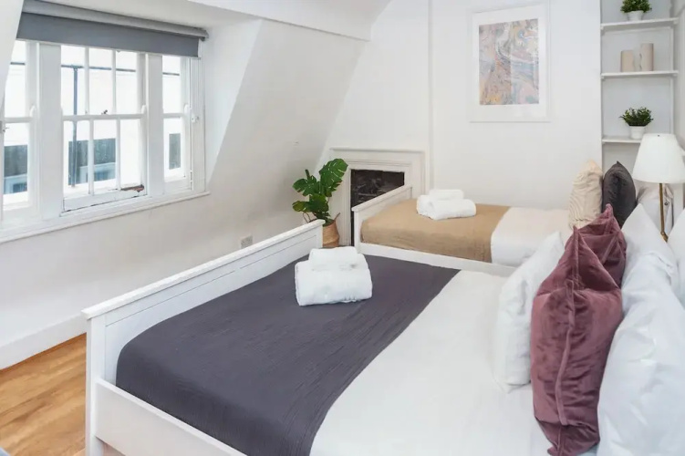 Spacious 3BR 2BA Flat in Central Soho