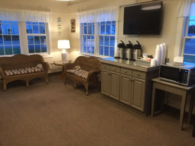 Holiday Hill Motor Inn