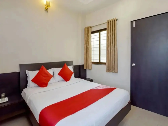 Hotel Mangesh Plaza