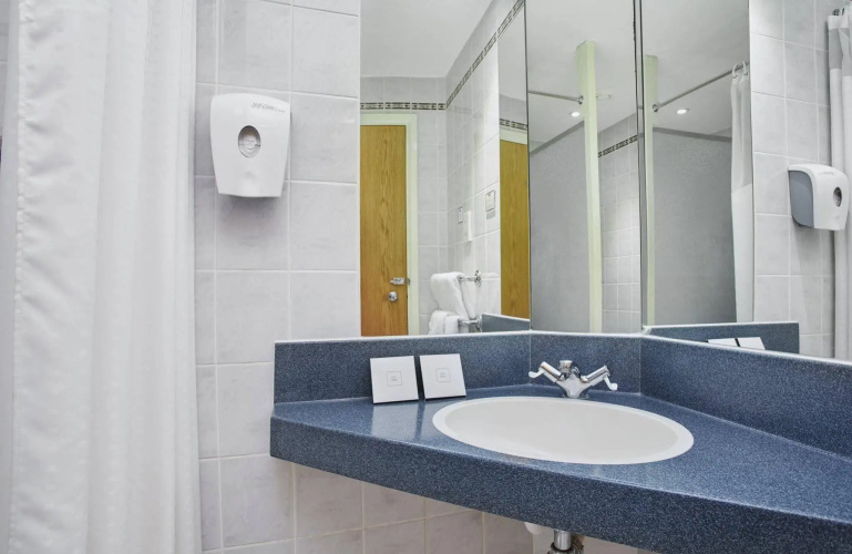 Holiday Inn Express London - Victoria photo 16