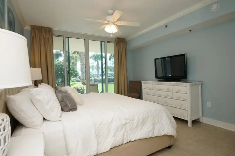 Waterscape C200 - 3 Br condo by RedAwning