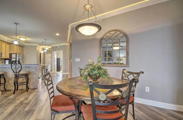 Relax by Pools: Top-floor Lands End Corner Unit