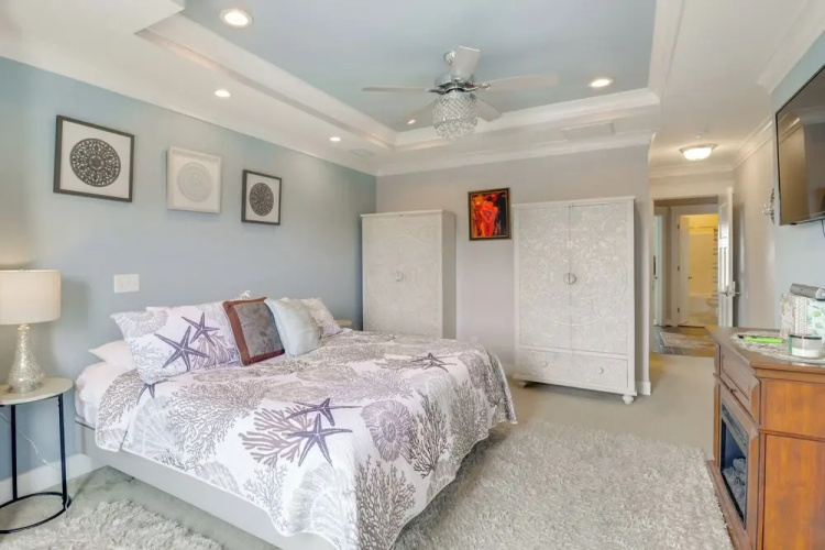 Walk to Ocean: Group Getaway in Virginia Beach!