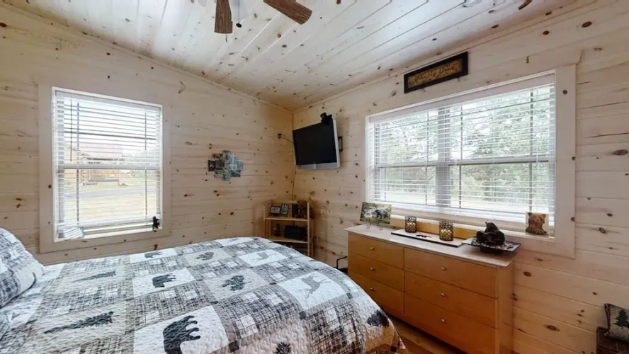 Cozy Bear Den 2 Bedroom Cabin by RedAwning