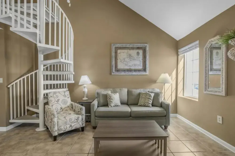 Attractive Condo Pool Across From Beach Access