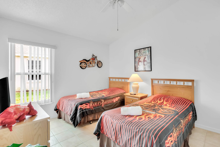 IC2539OL - 4 beds pool home - Water view