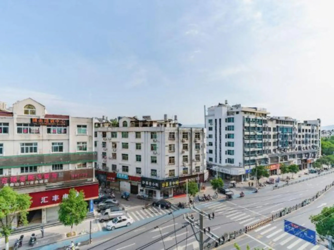 Dongfang Holiday Hotel