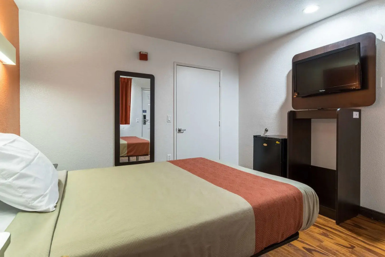 Motel 6 Riverside, CA - UCR East