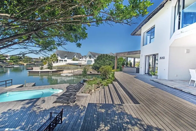 5 Bedrooms Cottage