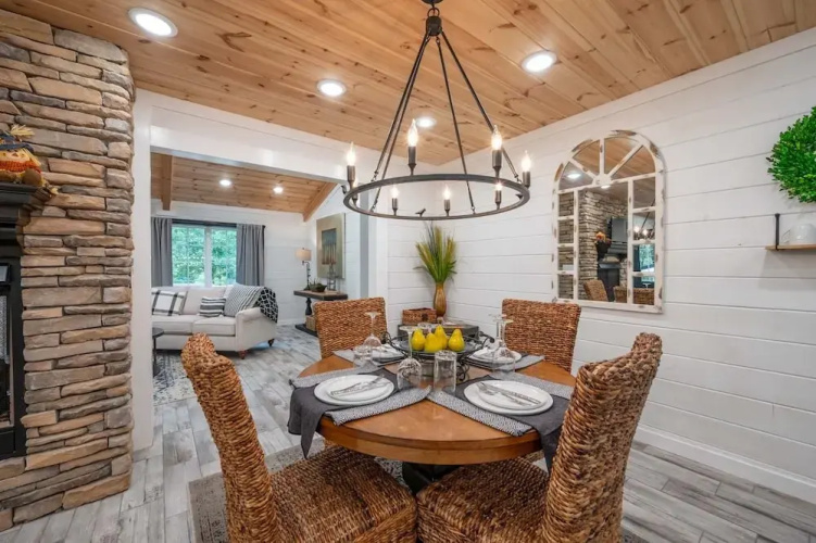 Sugar Hill Newly Remodeled includes Fully Supplied Kitchen and Hot Tub by RedAwning