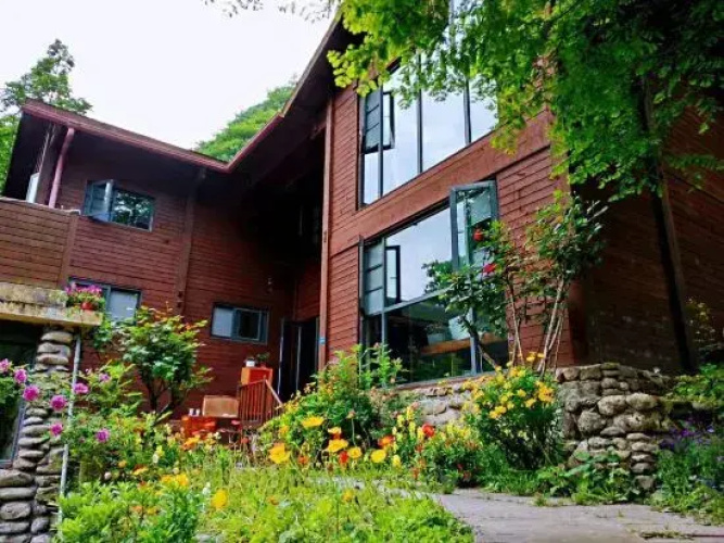 Snow & Flower Villa