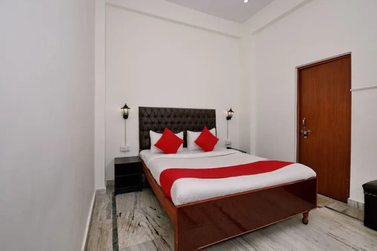 OYO 12193 Sandhya Hotel