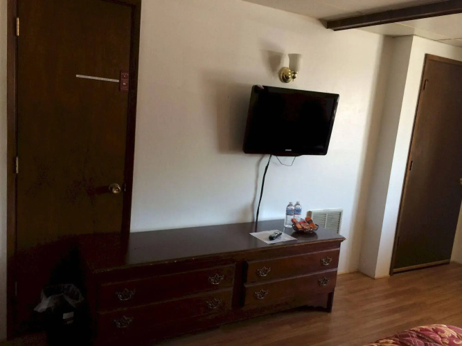 Townhouse Inn & Suites