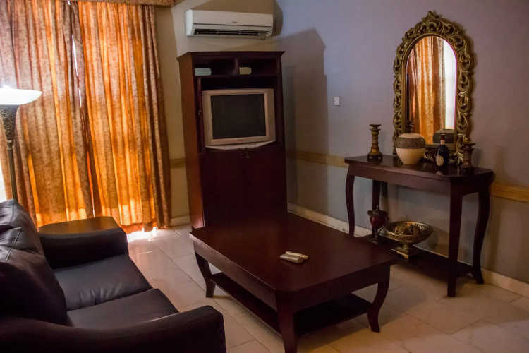 Dees Hotels, Apartments and Suites